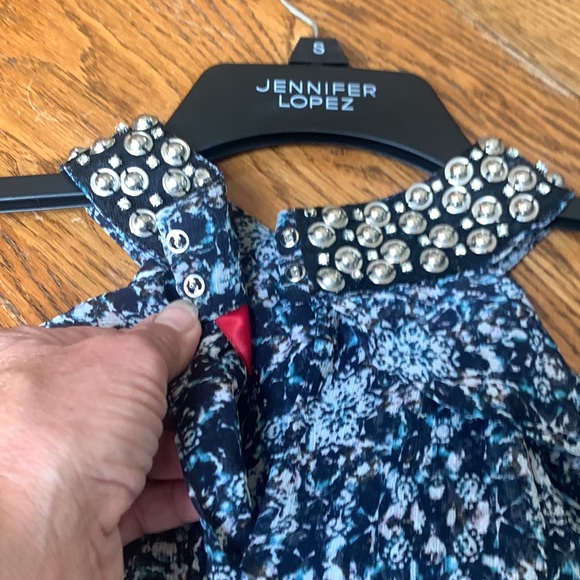 Beautiful detailed neck, cold shoulder blouse by Jennifer Lopez Sz Small - Picture 3 of 6